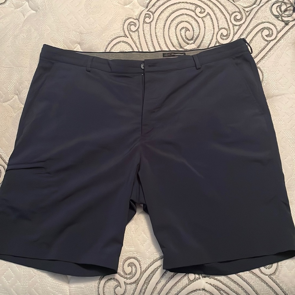Greg Norman golf shorts. In good condition. Tech pocket on side.